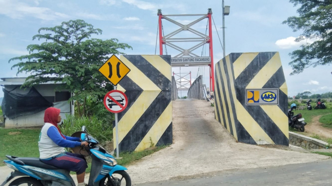 Jembatan Macanbang Tulungagung senilai Rp 6,8 miliar.