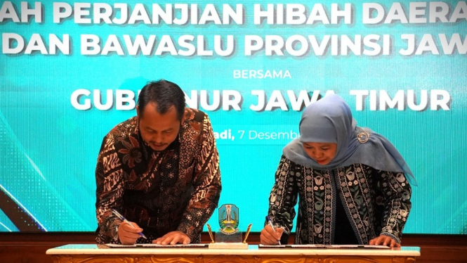 Ketua KPU Jatim Choirul Anam dan Khofifah Indar Parawansa teken NPHD