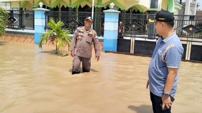 Camat Balongpanggang Gresik, Muhammad Amri meninjau banjir