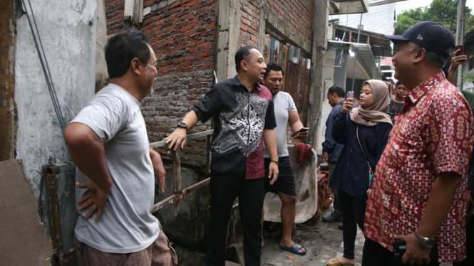 Wali Kota Eri Cahyadi meninjau lokasi banjir di Surabaya.