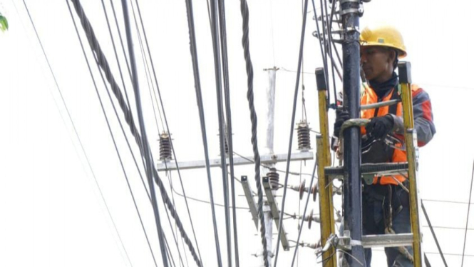 Petugas PLN UP3 Pasuruan saat menata jaringan kabel di tiang listrik