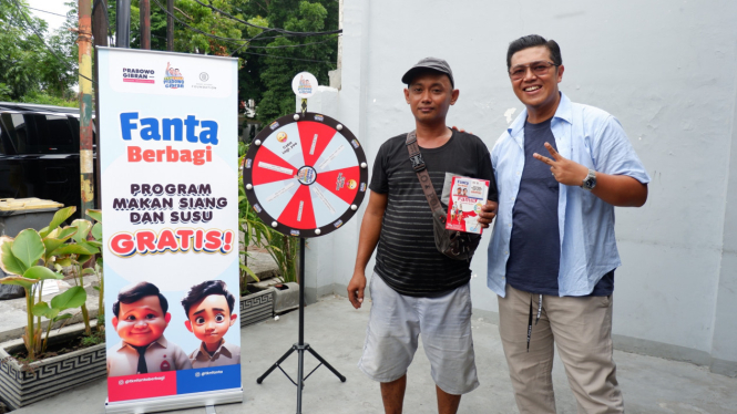 TKN Prabowo-Gibran Bagikan Makanan dan Susu Gratis di Surabaya
