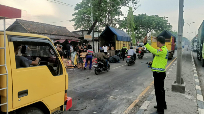 Polisi mengatur lalu lintas di lokasi truk terguling di Lamongan.