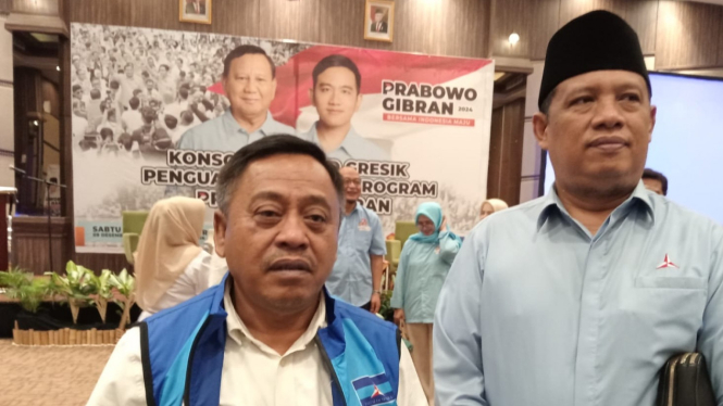 Calon anggota DPRD Jatim Partai Demokrat, Samwil (kiri) bersama Ketua DPC Demokrat Gresik, Supriyanto