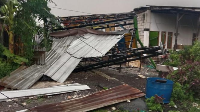 Puting beliung luluhlantahkan bangunan di Gresik