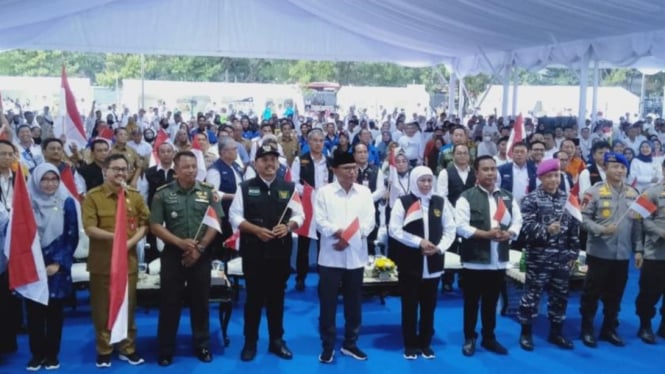 Gubernur Khofifah dan Kepala DKP Jatim Isa Anshori di Hari Nusantara.