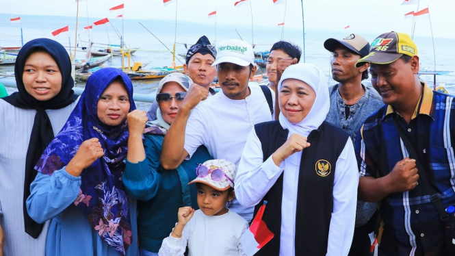 Gubernur Khofifah bersama para nelayan