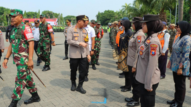 Apel gelar pasukan dalam rangka pengamanan kunjungan Presiden RI di Kabupaten Gresik.
