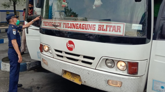 Petugas mengecek salah satu bus di Terminal Gayatri Tulungagung