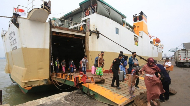 Suasana arus penumpang di Pelabuhan Tanjung Perak Surabaya