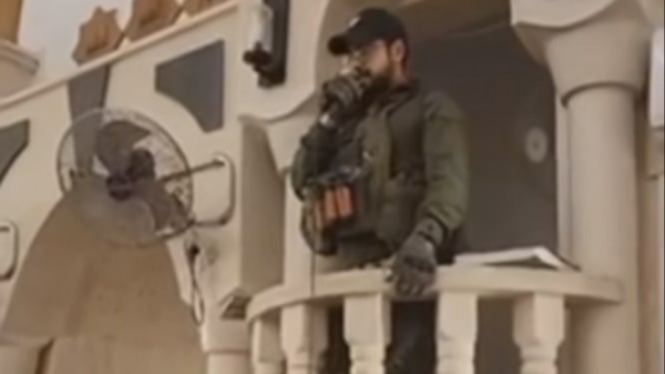 Tentara Israel di atas mimbar masjid