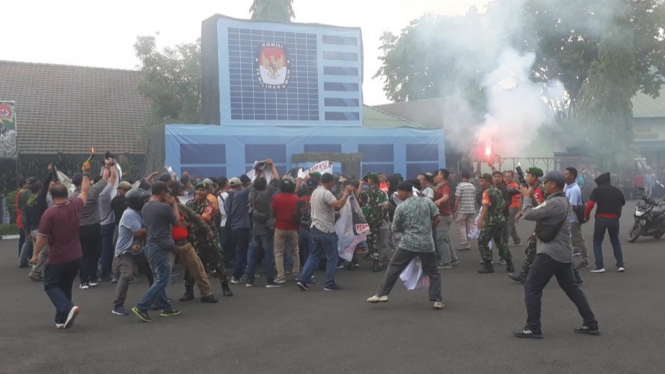 Simulasi kerusuhan saat terjadi di depan Kantor KPU Surabaya