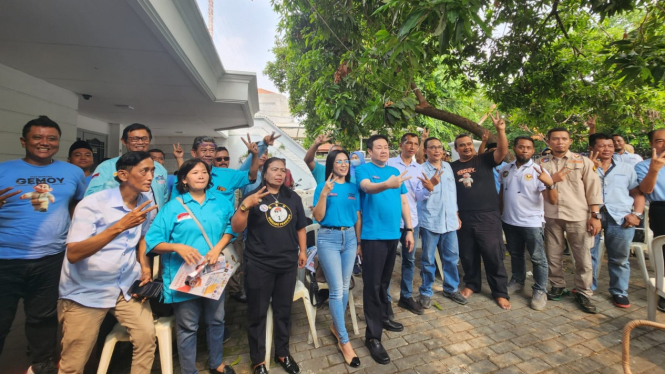 Relawan LOGIN di sela kegiatan Deklarasi Biru Ceria 02 di Surabaya