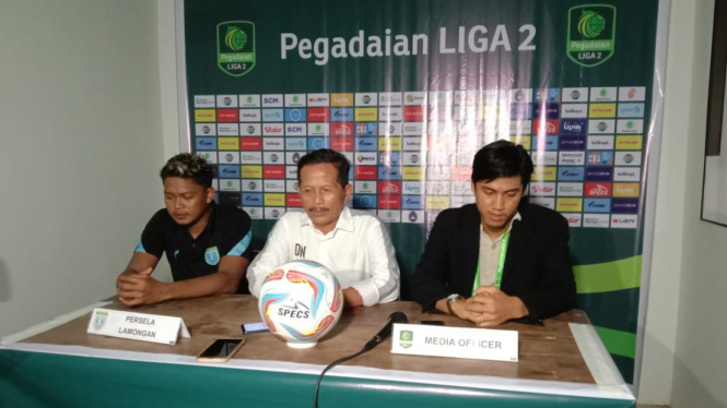 Pelatih Persela Lamongan Djajang Nurjaman (tengah) saat konpres.