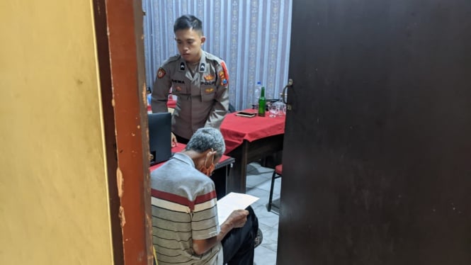 Seorang kakek pamer kemaluan di Mojokerto saat diperiksa polisi