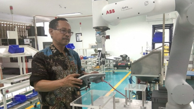Prof Dr Ir Mokh Suef di Laboratorium Sistem Manufaktur ITS