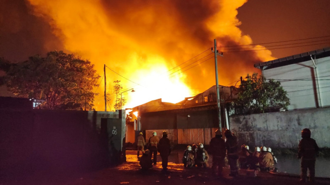 Proses pemadaman api di Gudang Tiner Surabaya