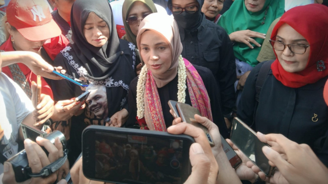 Siti Atikoh Ganjar usai meninjau Pasar Ngemplak Tulungagung.