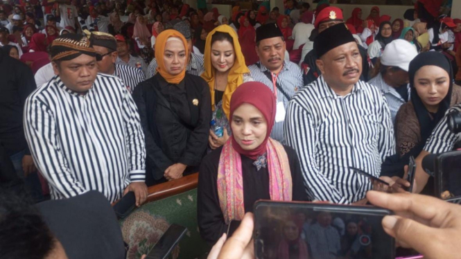 Siti Atiqoh Supriyati saat mengunjungi pengrajin Tahu didampingi kader