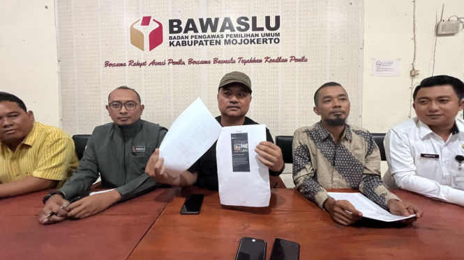 Ketua Bawaslu Kabupaten Mojokerto Dody Faizal menunjukkan tangkapan layar unggahan akun X Humas Polda Jatim.