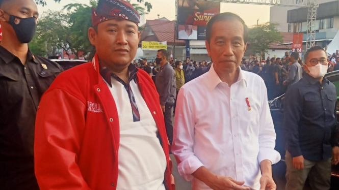 Kader PSI Achmad Badrut Tamam mendampingi Presiden Joko Widodo