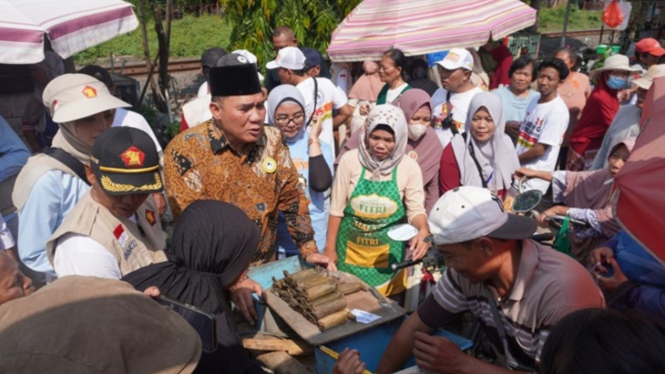 Bambang Haryo Soekartono saat mengunjungi Pasar Tebel, Sidoarjo.