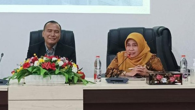 Kepala Dinkes Kabupaten Gresik dr Mukhibatul Khusnah (kanan)