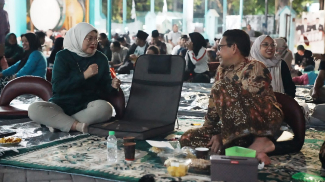 Mendes PDTT dan Menaker saat nobar debat cawapres di Surabaya