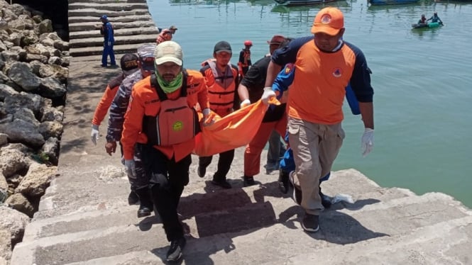 Petugas gabungan saat evakuasi korban di Pantai Selatan Tulungagung
