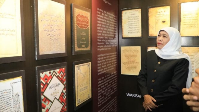Gubernur Khofifah melihat naskah kuno di pameran di UINSA Surabaya.