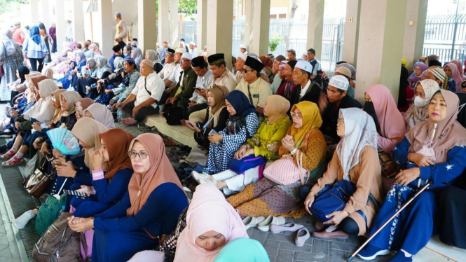 Ratusan warga Gresik sebelum berangkat wisata religi di GOR Petrokimia