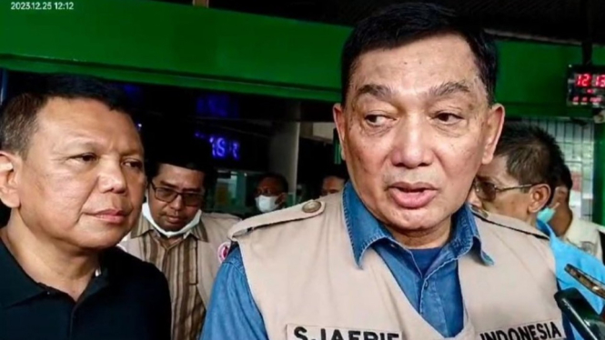 Letnan Jenderal TNI (Purn) Sjafrie Sjamsoedin, Tim Penasehat Prabowo-Gibran saat menjenguk korban yang kini tengah dirawat di RSU dr Soetomo Surabaya.