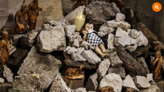 Patung bayi yesus kristus di tumpukan puing