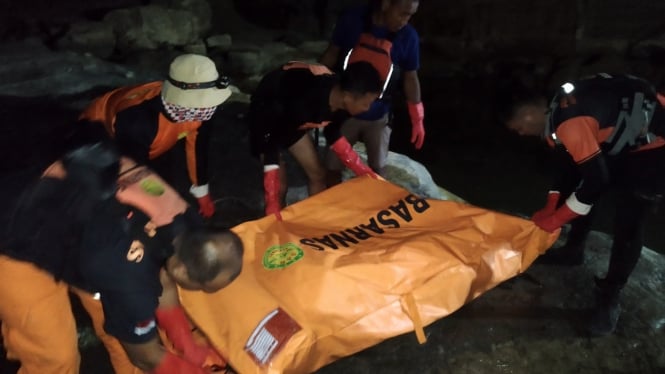 Proses evakuasi pelajar yang tenggelam di Tulungagung
