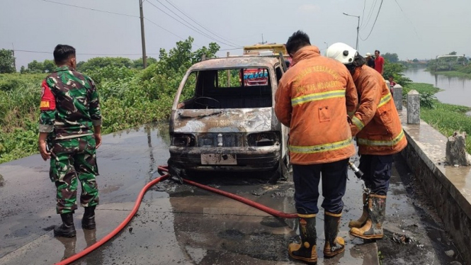 Mobil pikap muatan jerigen berisi solar terbakar di Mojokerto