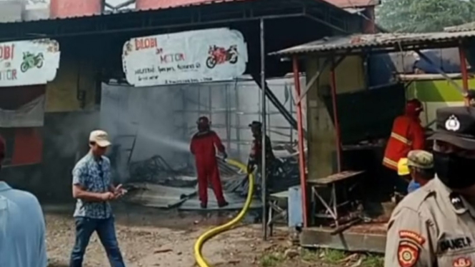 Petugas memadamkan api di lokasi ledakan di Kamal, Bangkalan.