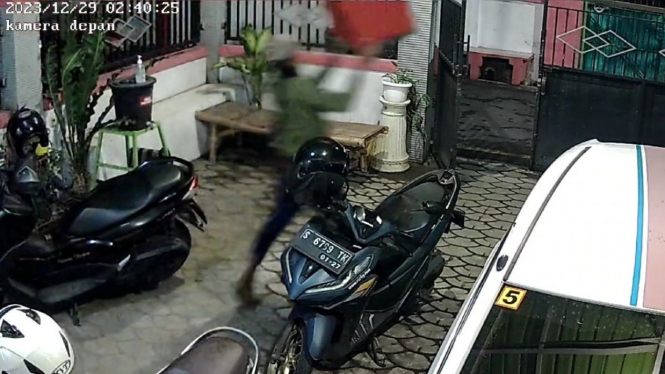 Pencurian burung cucak milik kades di Mojokerto terekam CCTV