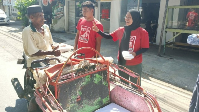 Kader PSI Sumenep membagikan nasi kota kepada abang becak