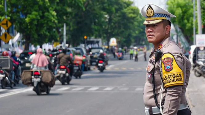 AKBP Arif Fazlurrahman saat berjaga di jalan raya di Surabaya
