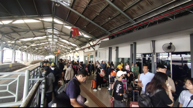 Ribuan Penumpang Kereta Api Berangkat dari Surabaya