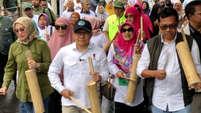Muhaimin Iskandar menabuh kentongan bersama warga Malang