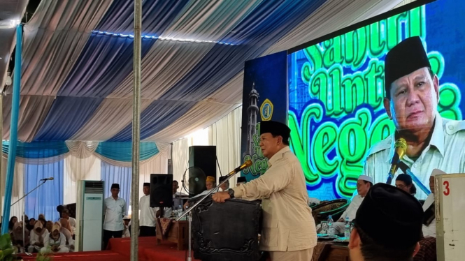 Prabowo saat berkunjung ke Ponpes Zainul Hasan Genggong Probolinggo