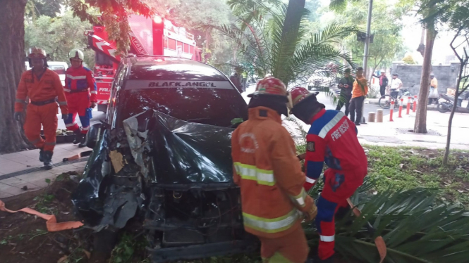 Petugas DPKP Surabaya Evakuasi Mobil dari Taman Mayangkara