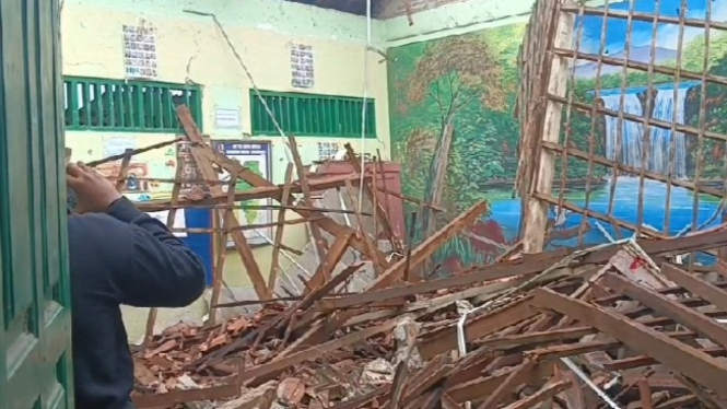 Kondisi atap bangunan sekolah di Mojokerto ambruk