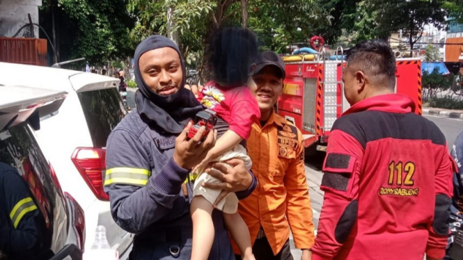 Petugas DPKP Surabaya evakuasi bocah usai terjebak dalam mobil