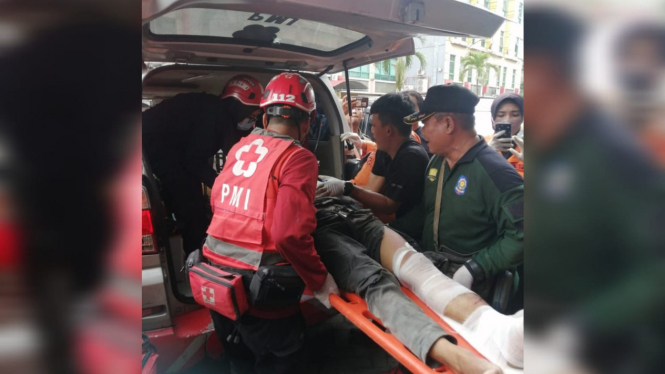 Petugas sedang mengevakuasi korban ledakan AC di Surabaya