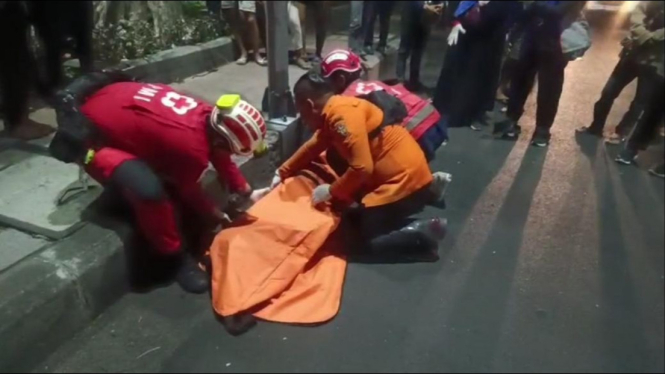 Petugas BPBD dan PMI Surabaya saat mengevakuasi jasad korban