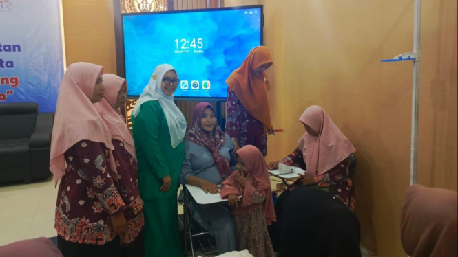 Ketua Umum Fatayat NU Margaret Aliyatul Maimunah saat mendampingi pemeriksaan ibu hamil