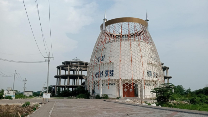 Satu dari tga tower Islamic Center yang sudah berdiri kokoh.