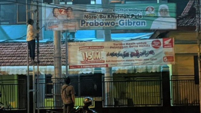 Loyalis Khofifah pasang banner ajak pilih Prabowo-Gibran di Pamekasan